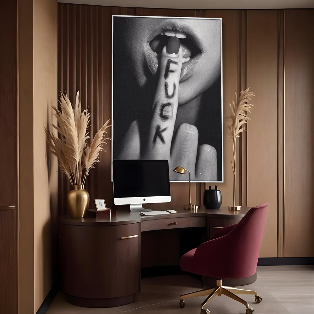 Tablou canvas cu tablou canvas cu buze si deget, in rama de aluminiu argintiu, pe perete intr-un birou